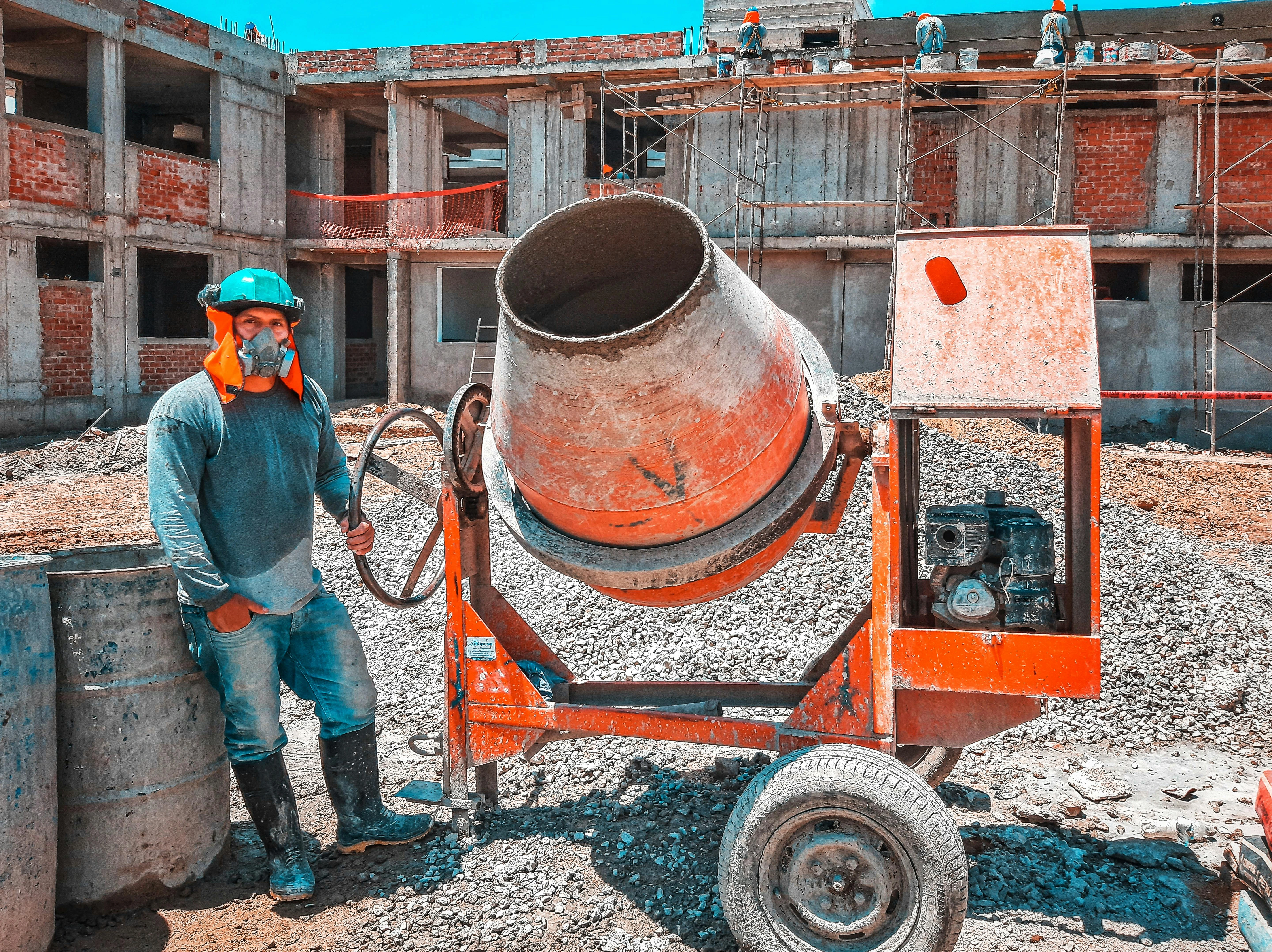 Santier de constructii cu macara la apus